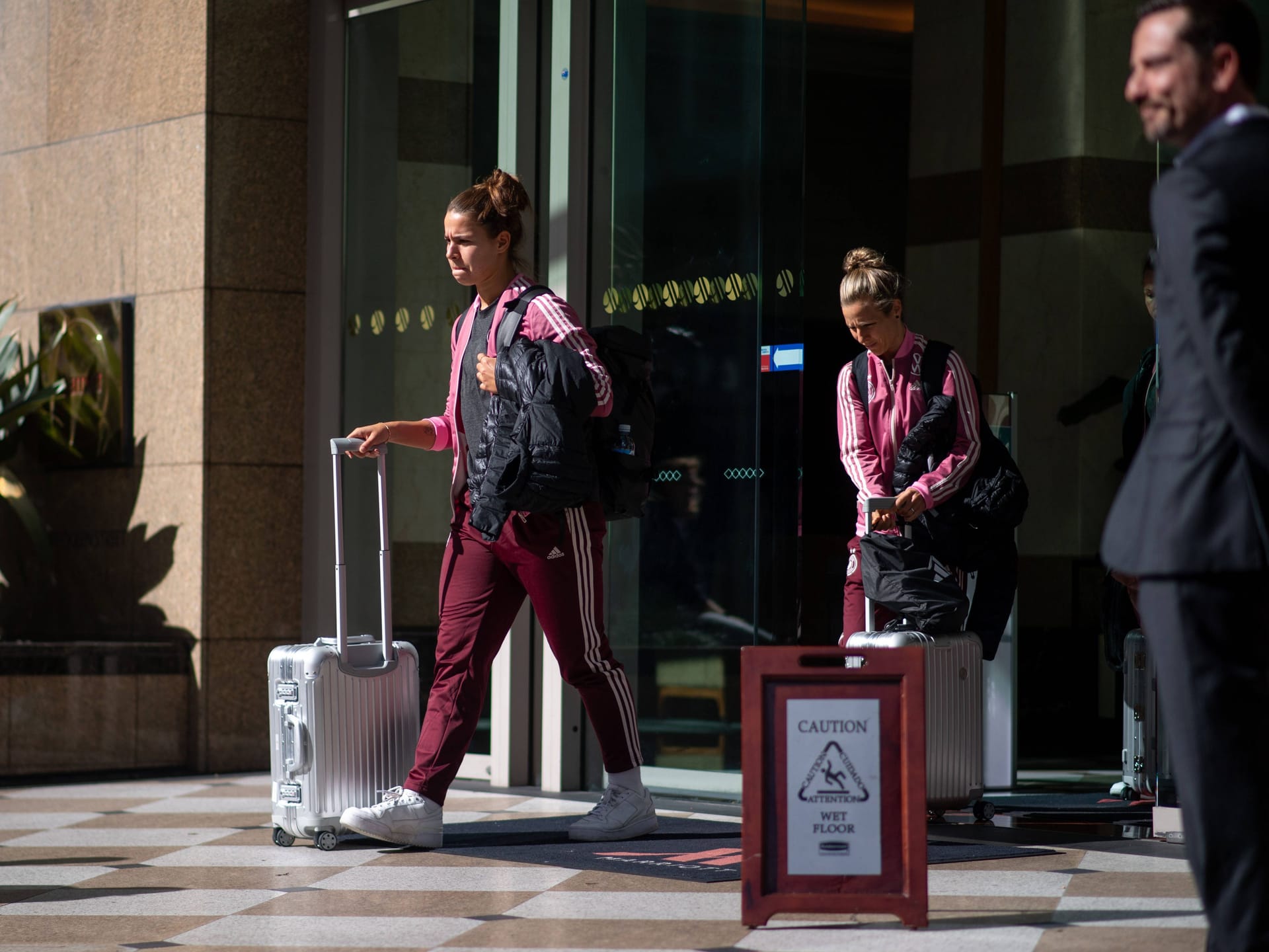 Lena Oberdorf (l.) und Svenja Huth: Sie sind früh zum Flughafen gereist.