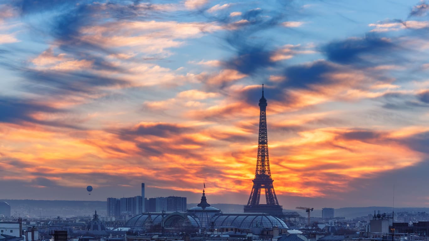 Eiffelturm (Archivbild): Auf einer öffentlich nicht zugänglichen Plattform verbrachten zwei Touristen die Nacht