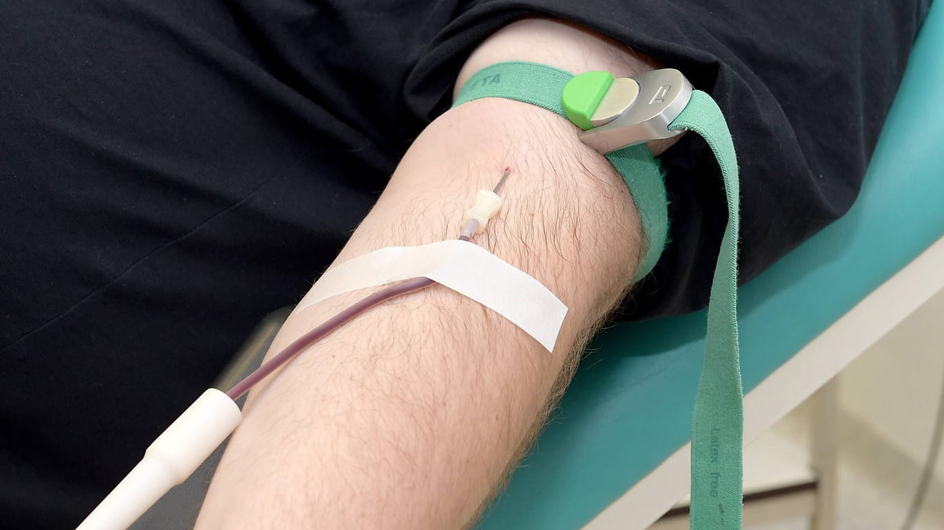 Kein erhöhtes Risiko: Blutspenden soll für schwule Männer künftig einfacher sein.