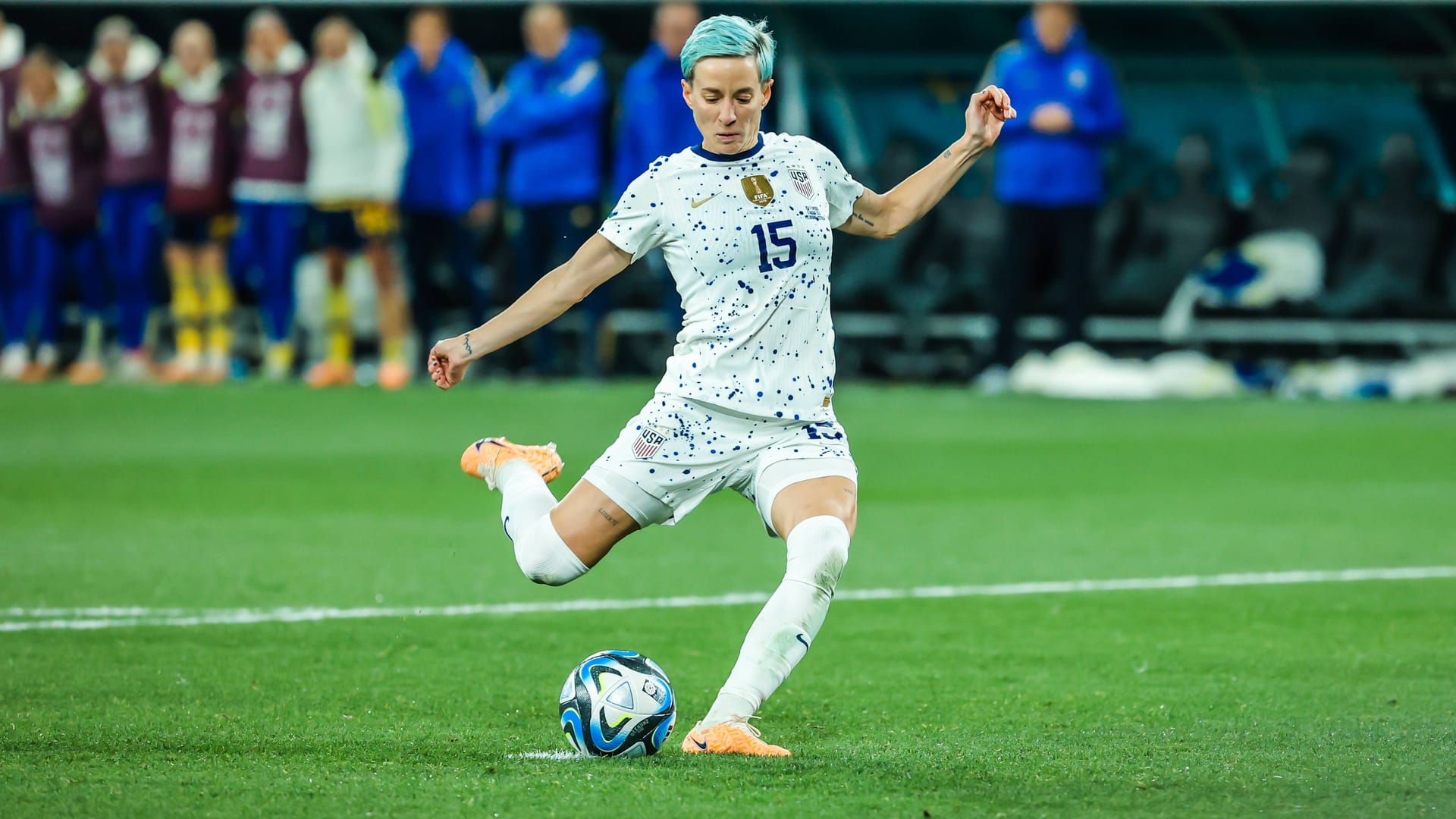 Megan Rapinoe bei ihrem Elfmeter gegen Schweden.