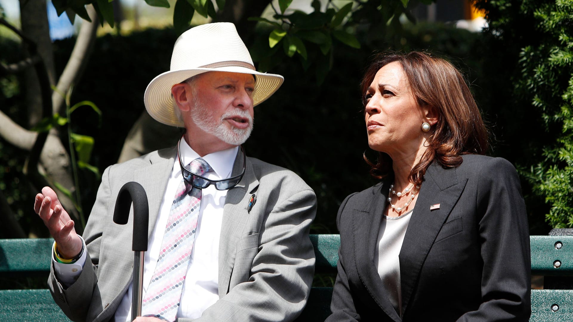 US-Vizepräsidentin Kamala Harris in einem Gespräch mit Rabbi Jeffrey Myers, dem Leiter der betroffenen Synagoge in Pittsburgh (Archivbild): Das Massaker 2018 gilt als schwerster antisemitischer Anschlag der US-Geschichte.