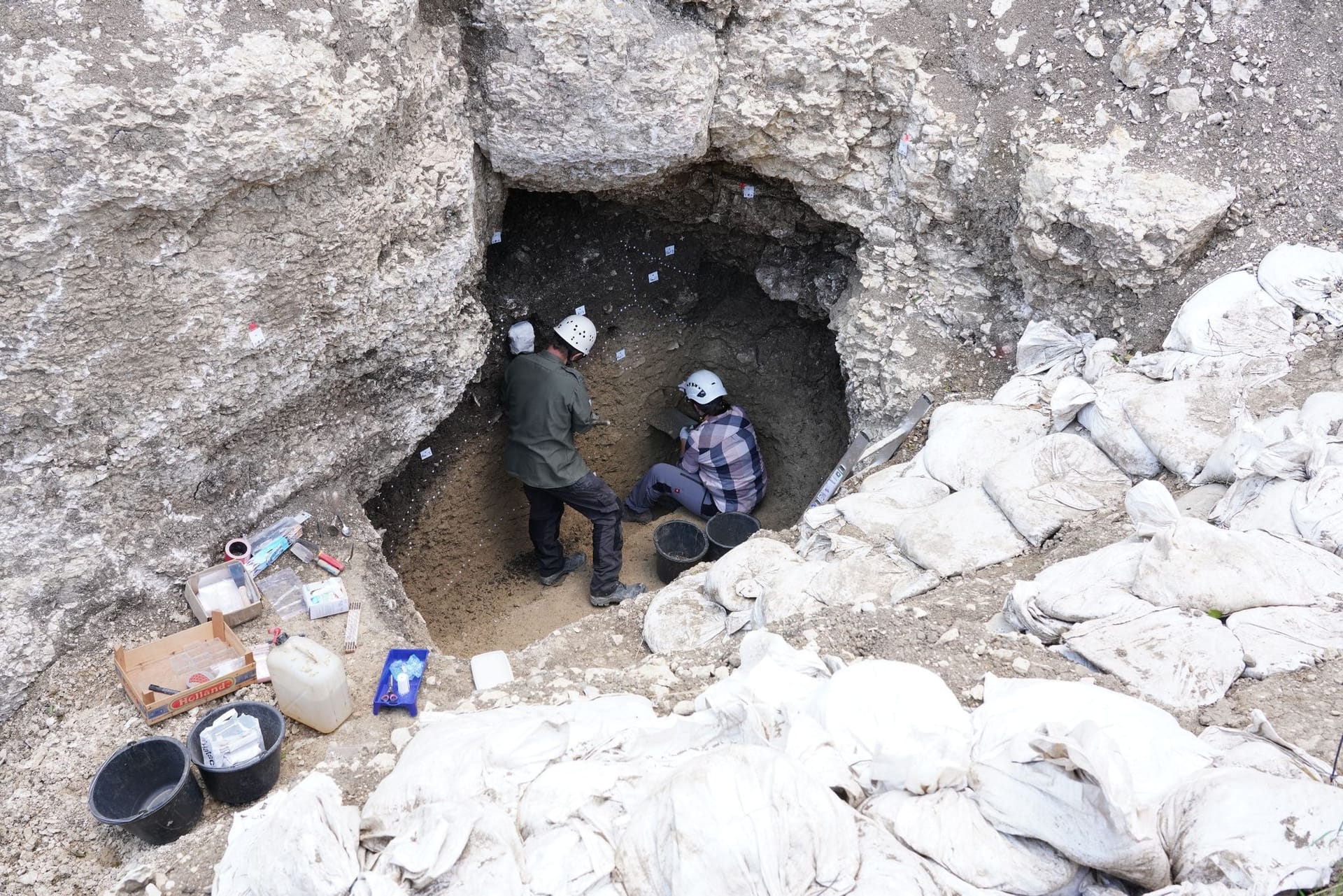 Eingang zu unerforschten altsteinzeitlichen Höhle entdeckt