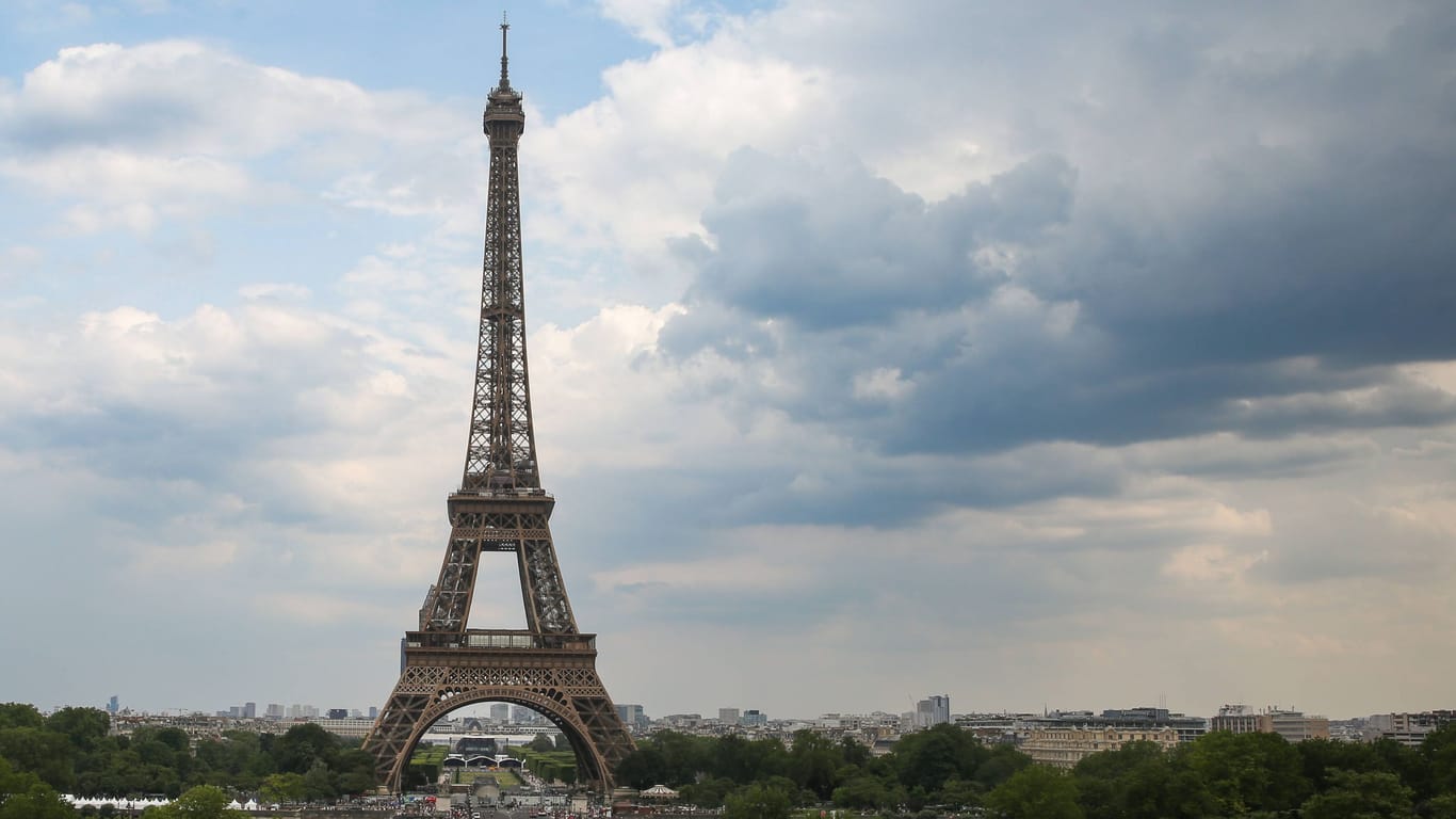 Eiffelturm (Symbolbild): Ein Mensch ist mit einem Fallschirm von dem Wahrzeichen gesprungen.