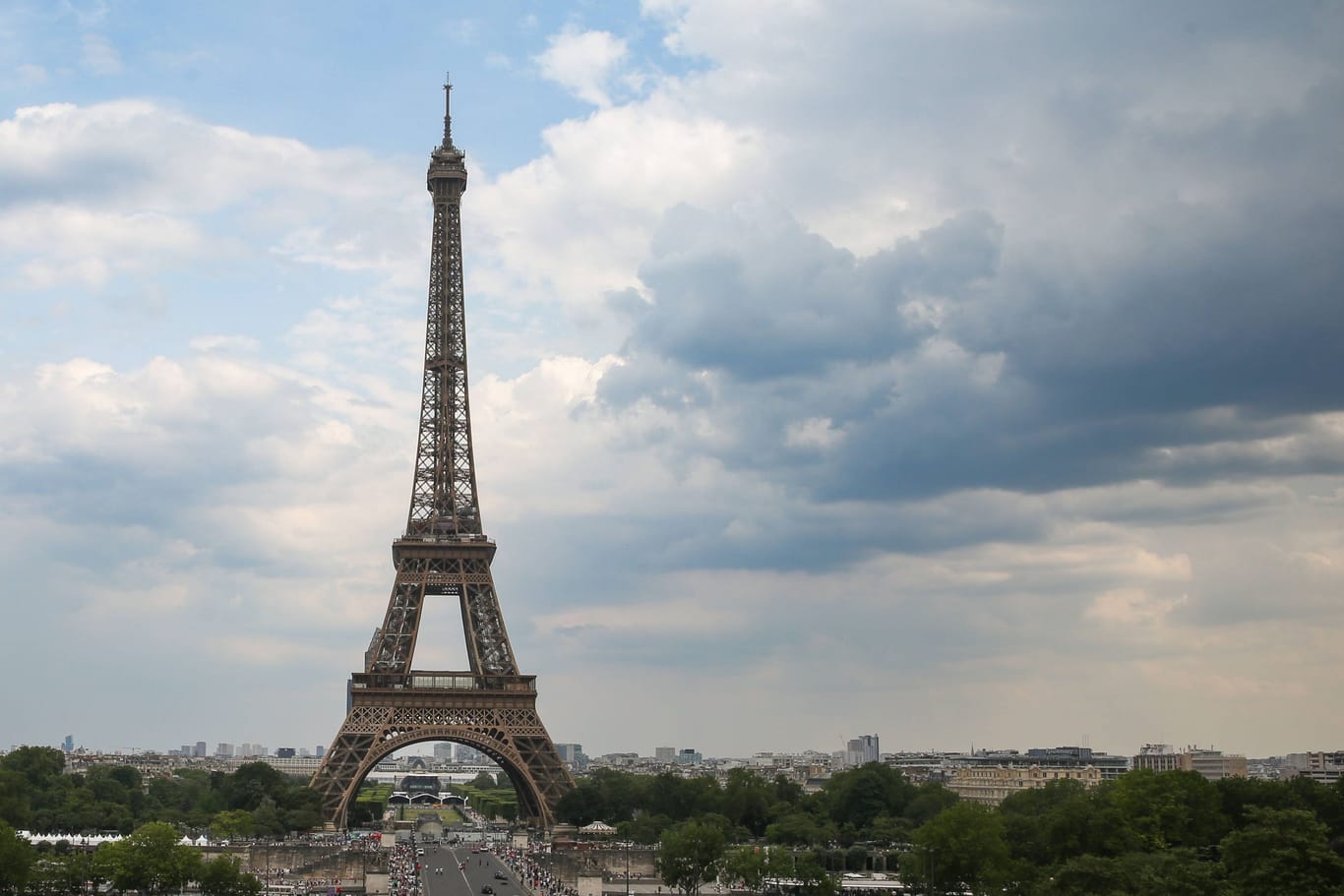 Eiffelturm (Symbolbild): Ein Mensch ist mit einem Fallschirm von dem Wahrzeichen gesprungen.