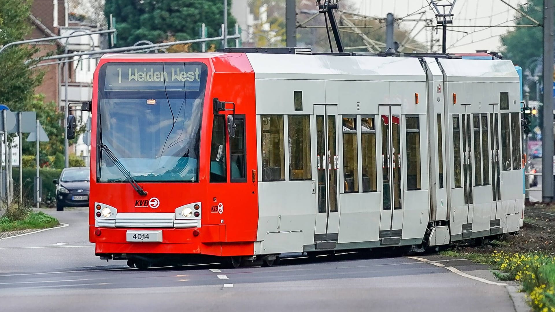 Straßenbahn Linie 1 der KVB (Symbolfoto): Einer Straßenbahn der Linie 1 Richtung Weiden West beim Überqueren einer Straße. Straßenbahn Linie 1 der KVB (Symbolfoto): Einer Straßenbahn der Linie 1 Richtung Weiden West beim Überqueren einer Straße.
