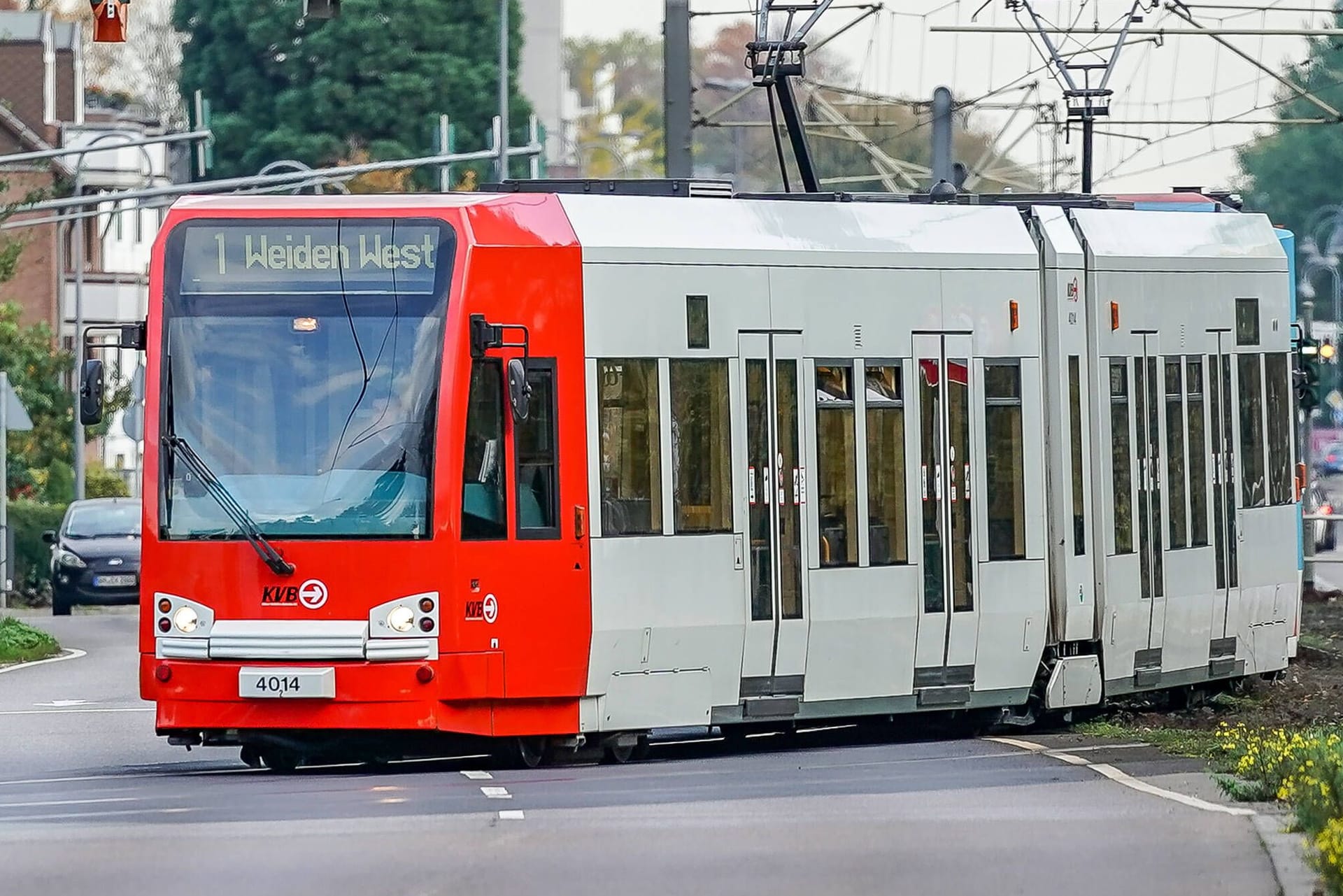 Straßenbahn Linie 1 der KVB (Symbolfoto): Einer Straßenbahn der Linie 1 Richtung Weiden West beim Überqueren einer Straße.