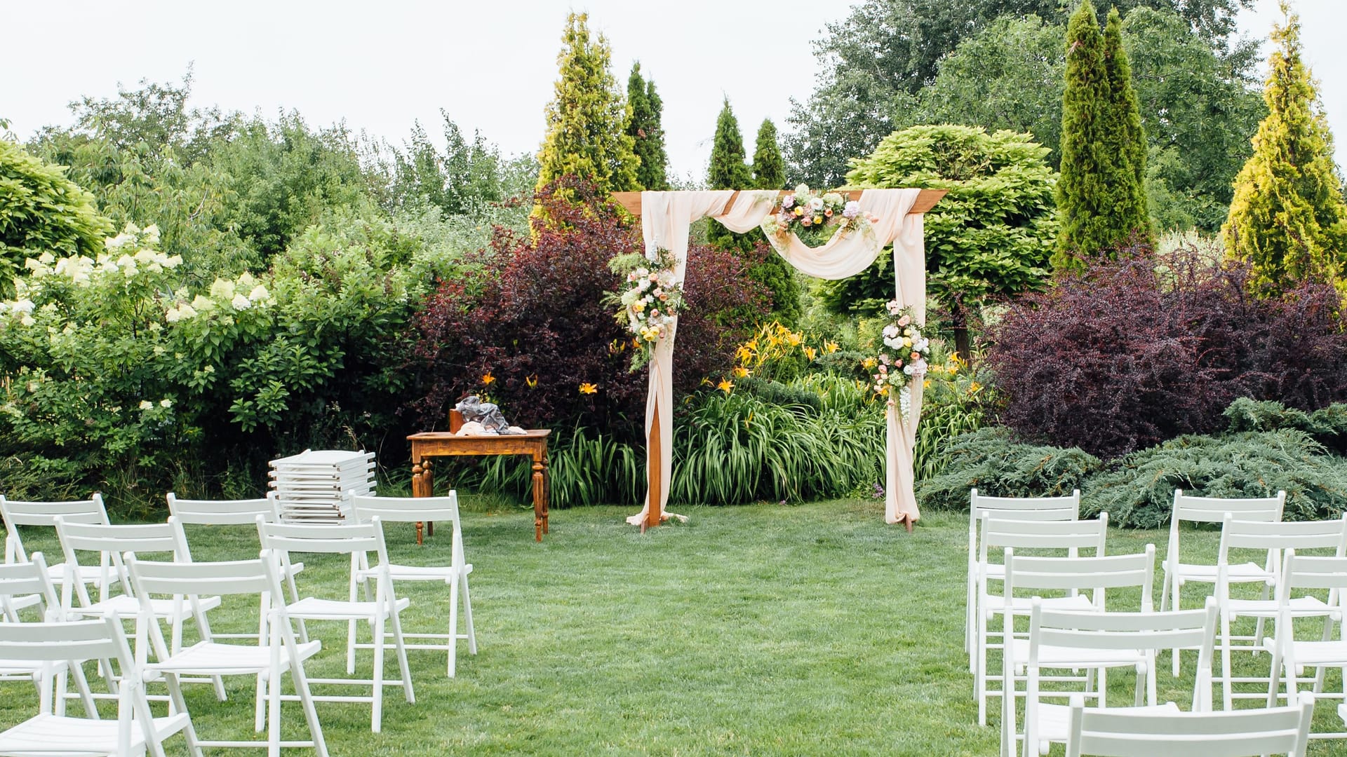 Gartenhochzeit (Symbolbild): Die Feier fand im Garten von Emmas Großmutter statt.