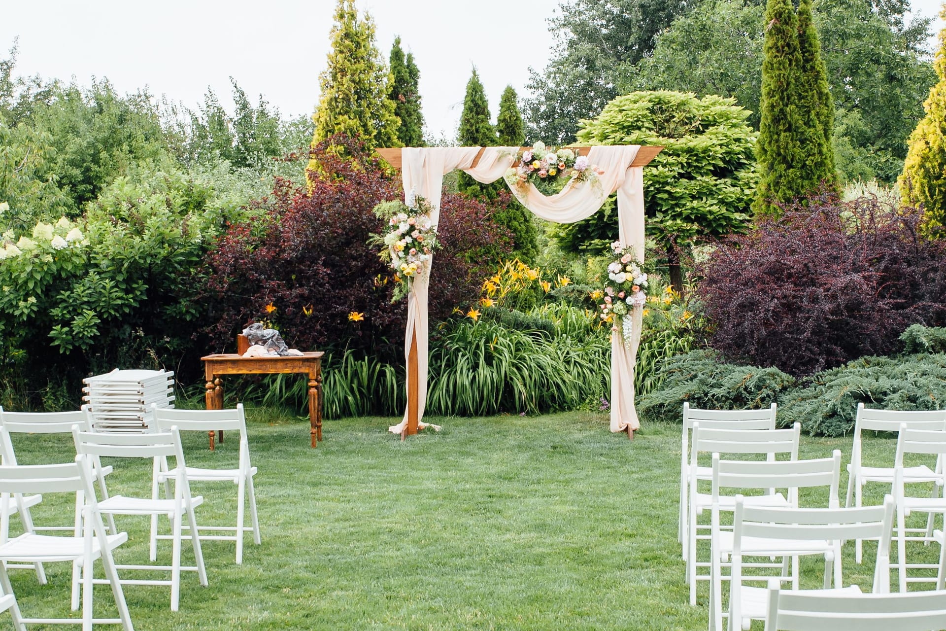 Gartenhochzeit (Symbolbild): Die Feier fand im Garten von Emmas Großmutter statt.