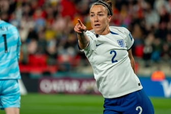 Englands Lucy Bronze: Die 31-Jährige feierte mit ihrem Team einen wichtigen Sieg.