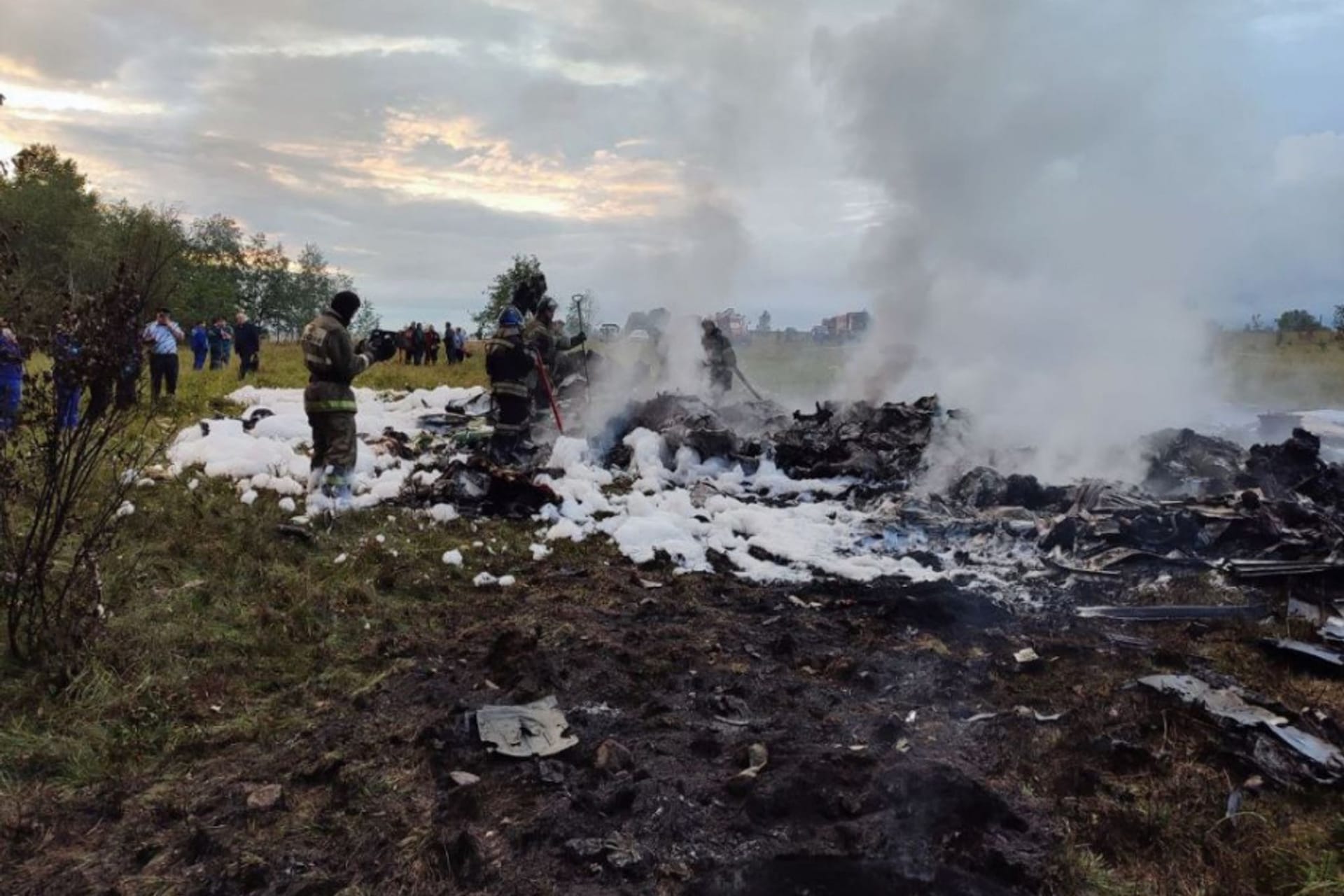 Das vom russischen Ermittlungskomitee veröffentlichte Foto soll die Absturzstelle des Privatflugzeugs in der Region Twer zeigen.