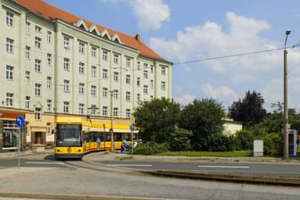 Straßenbahn Linie 13 am Dreyßigplatz in Dresden-Mickten