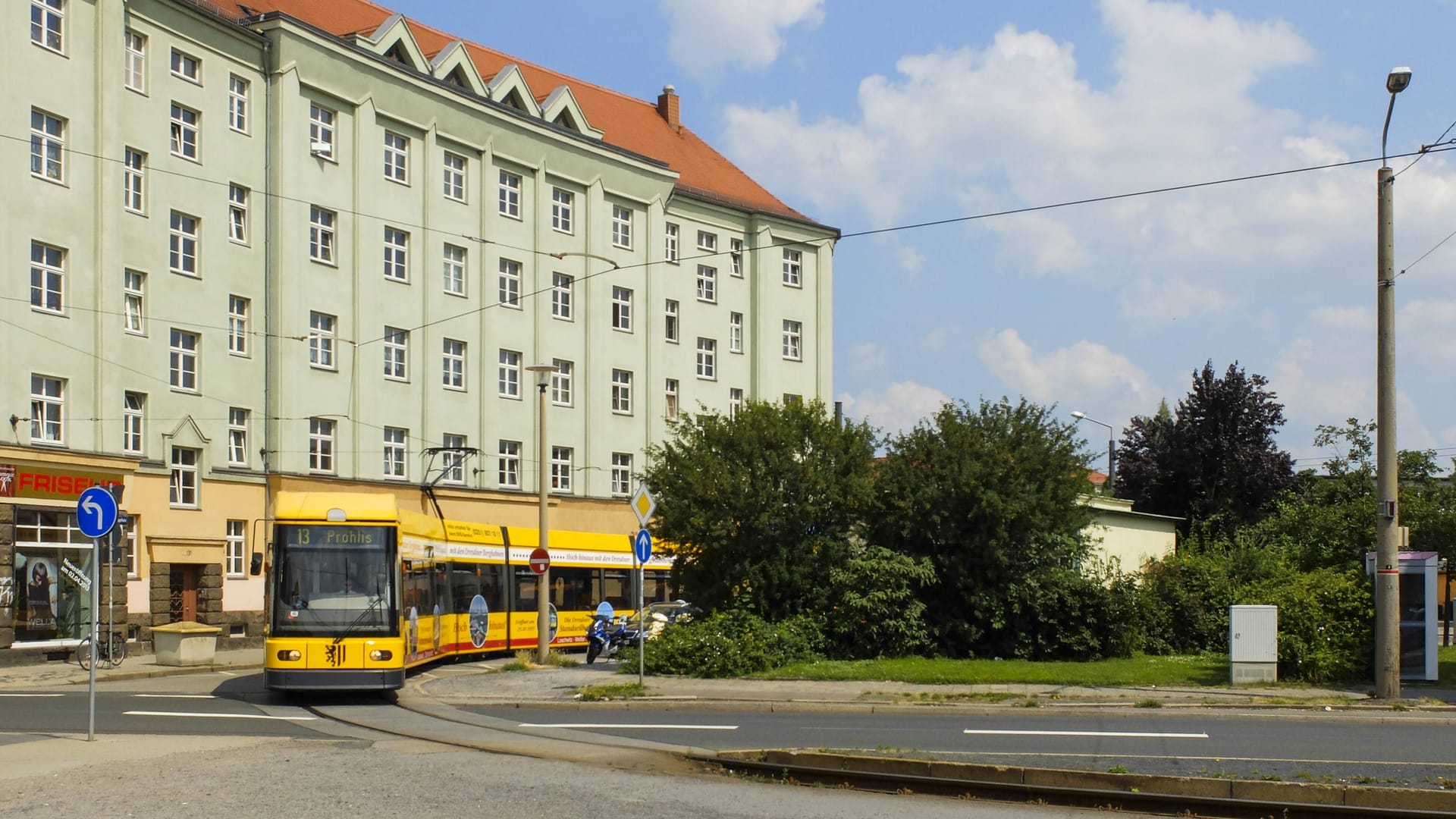 Straßenbahn Linie 13 am Dreyßigplatz in Dresden-Mickten