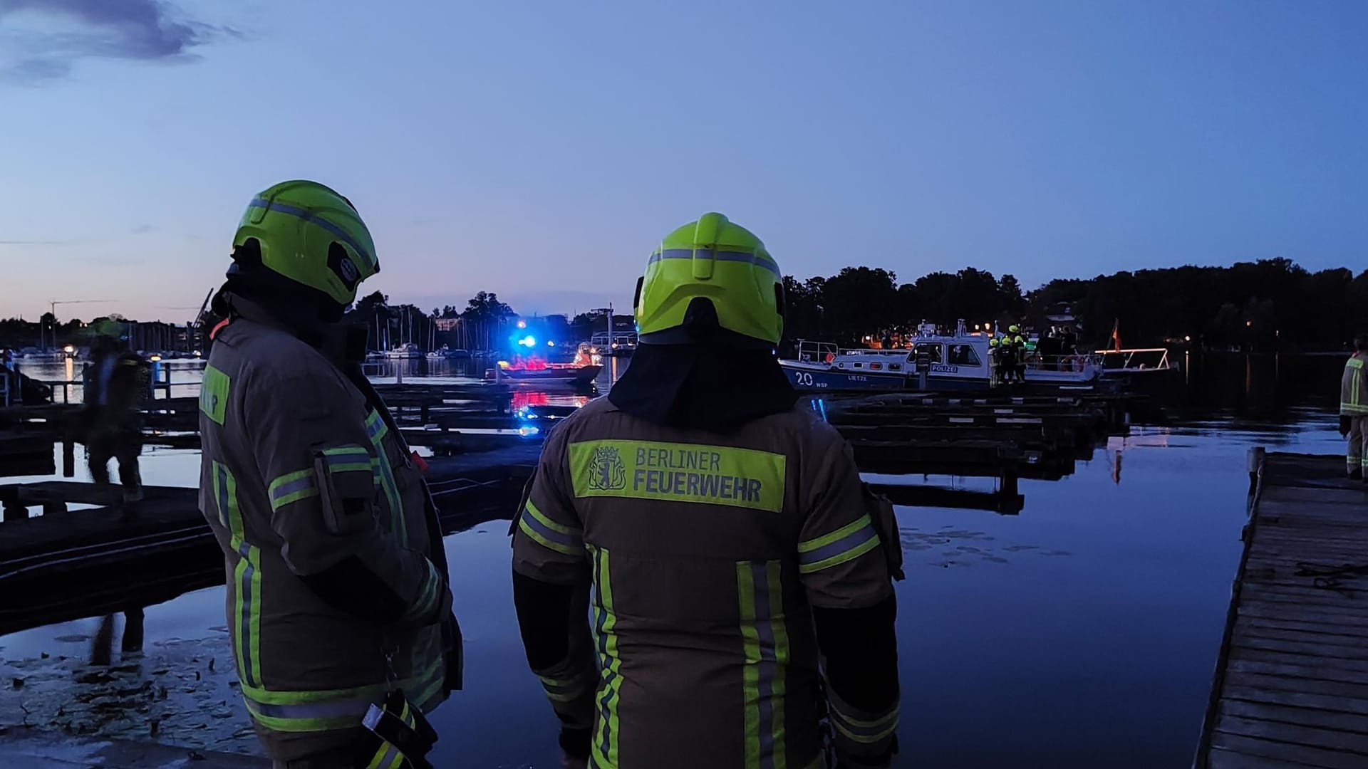 Die Berliner Feuerwehr am Einsatzort: Ein Kajakfahrer wird vermisst.