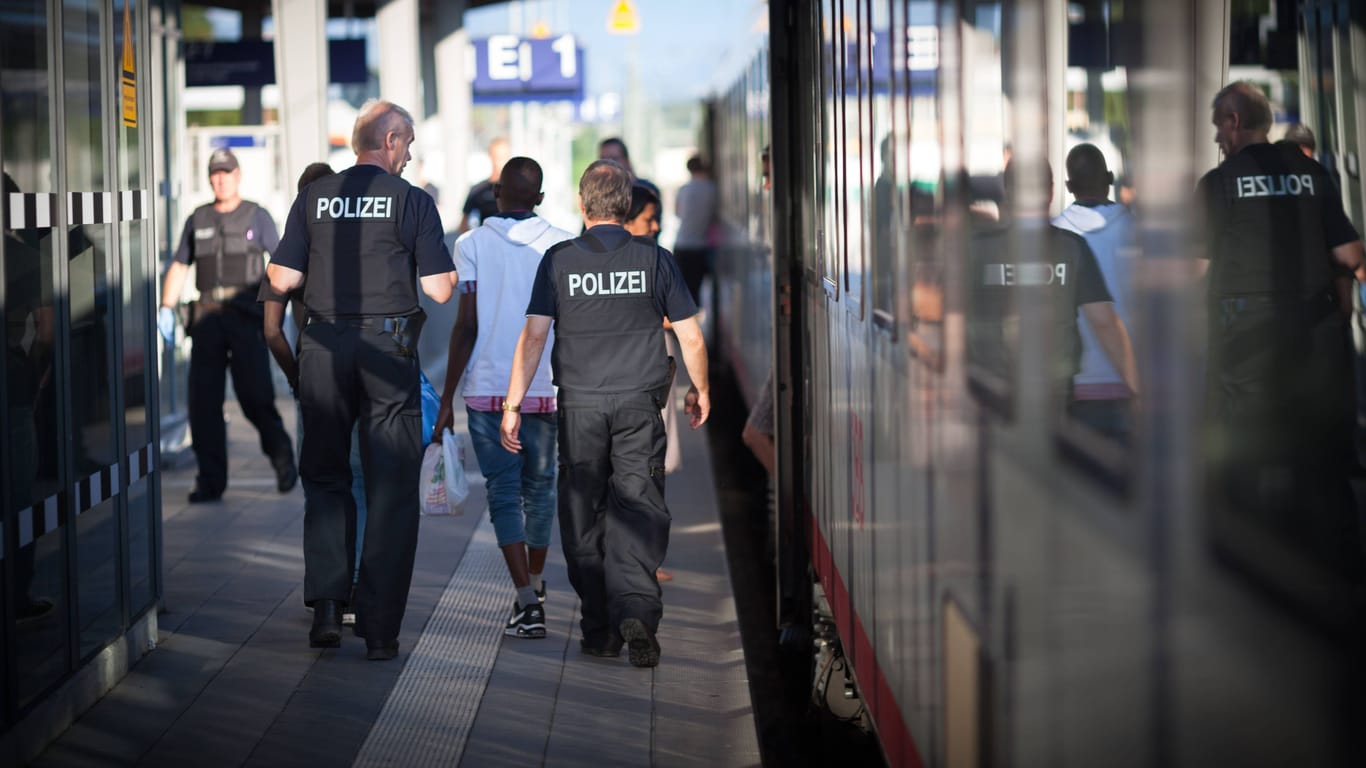 Polizisten bei einer Kontrolle am Zug (Symbolbild): In Bayern haben zwei Verdächtige nun gleich mehrere Probleme auf einmal.