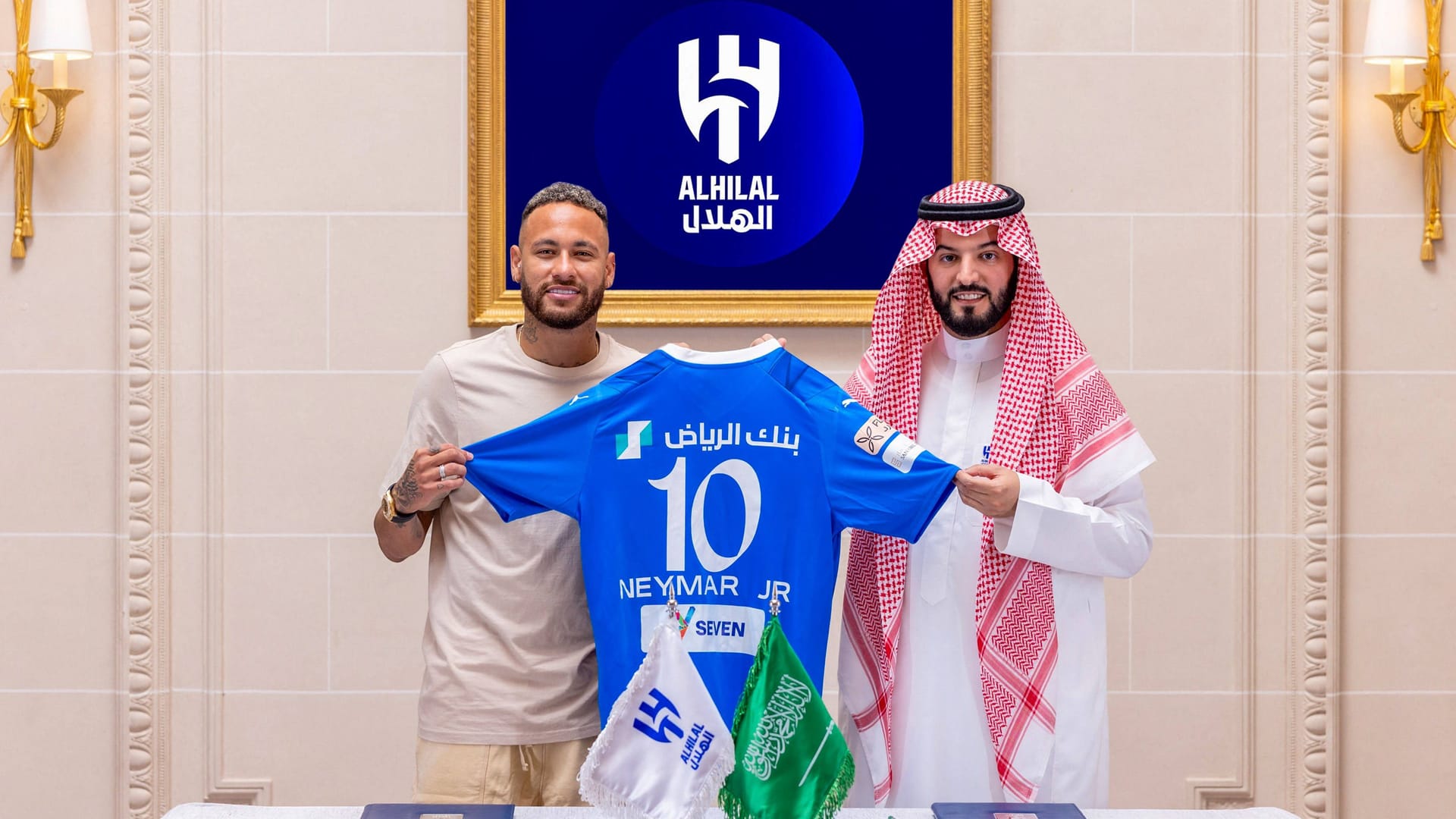 Neymar präsentiert sein neues Trikot: Der Brasilianer spielt ab sofort für den Saudi-Klub Al-Hilal.