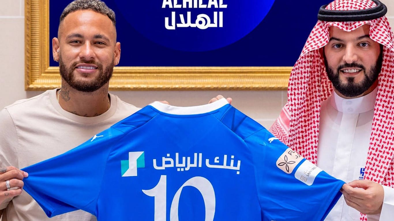 Neymar präsentiert sein neues Trikot: Der Brasilianer spielt ab sofort für den Saudi-Klub Al-Hilal.