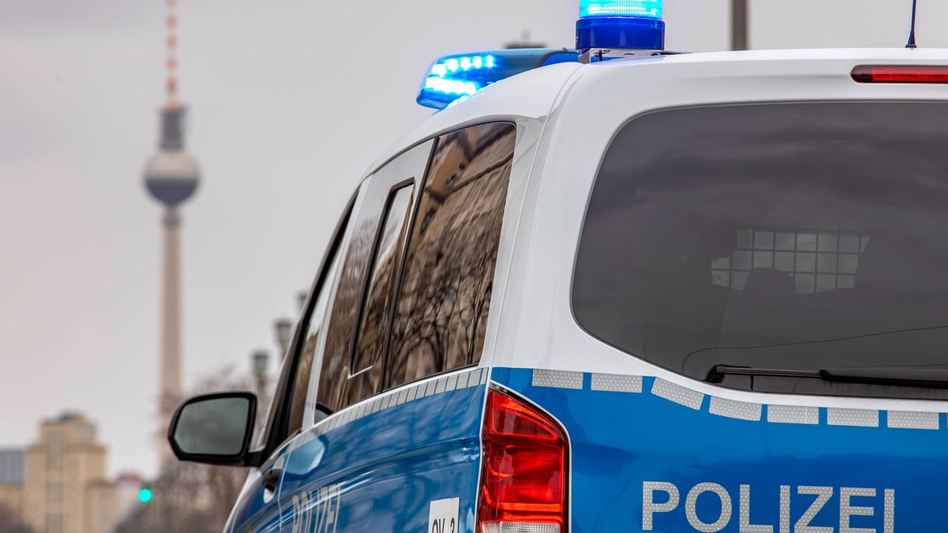 Ein Streifenwagen der Berliner Polizei mit Blaulicht im Einsatz an der Frankfurter Allee