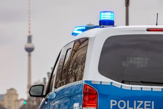 Ein Streifenwagen der Berliner Polizei mit Blaulicht im Einsatz an der Frankfurter Allee