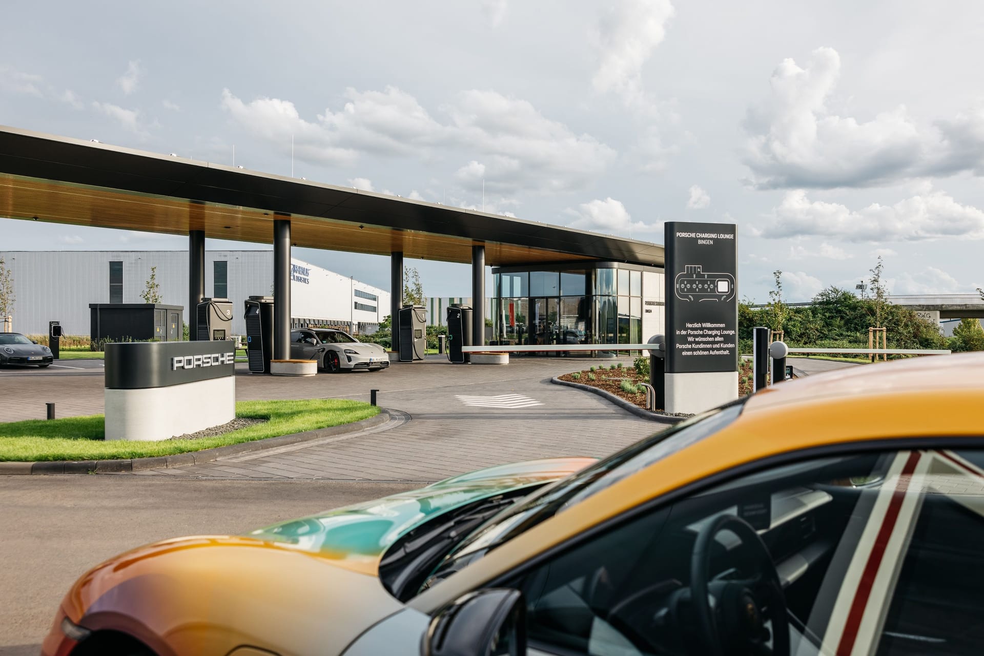 Exklusiv: Porsche hat seine erste Charging-Lounge in Bingen eröffnet – nur für Fahrer der Marke.