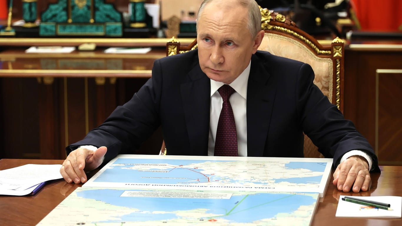 Russlands Präsident Wladimir Putin sitzt vor einer Landkarte der Region Cherson: Wie er mit der Privatarmee verfahren will, die Prigoschin zurücklässt, ist bereits bekannt.
