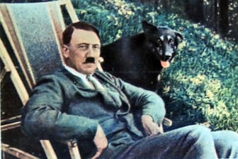 Adolf Hitler im Urlaub 1934: Er inszenierte sich als bescheiden – dabei verdiente er heimlich Millionen.