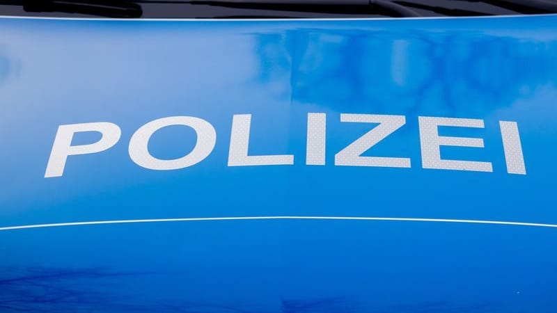 Der Polizei-Schriftzug steht auf einem Einsatzfahrzeug (Symbolbild): Führungskräfte der Polizei in NRW bekommen neue Leitlinien.