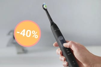 Die reduzierte Schallzahnbürste von Philips wird mit einem Reiseetui und UV-Reinigungsstation geliefert.