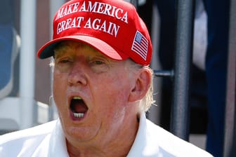 Ex-US-Präsident Donald Trump schaut bei einem Golfturnier zu (Archivbild): Ein Sonderermittler fordert nun einen Maulkorb.