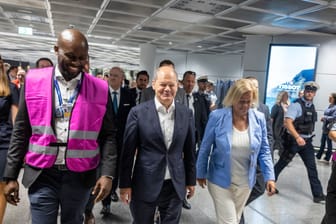Bundeskanzler Olaf Scholz (SPD) und Innenministerin Nancy Faeser (SPD) beim Besuch des Flughafens Frankfurt: Dort besichtigten sie unter anderem die Gepäckkontrolle.