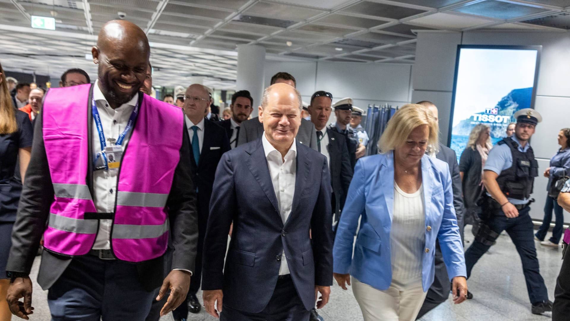 Bundeskanzler Olaf Scholz (SPD) und Innenministerin Nancy Faeser (SPD) beim Besuch des Flughafens Frankfurt: Dort besichtigten sie unter anderem die Gepäckkontrolle.