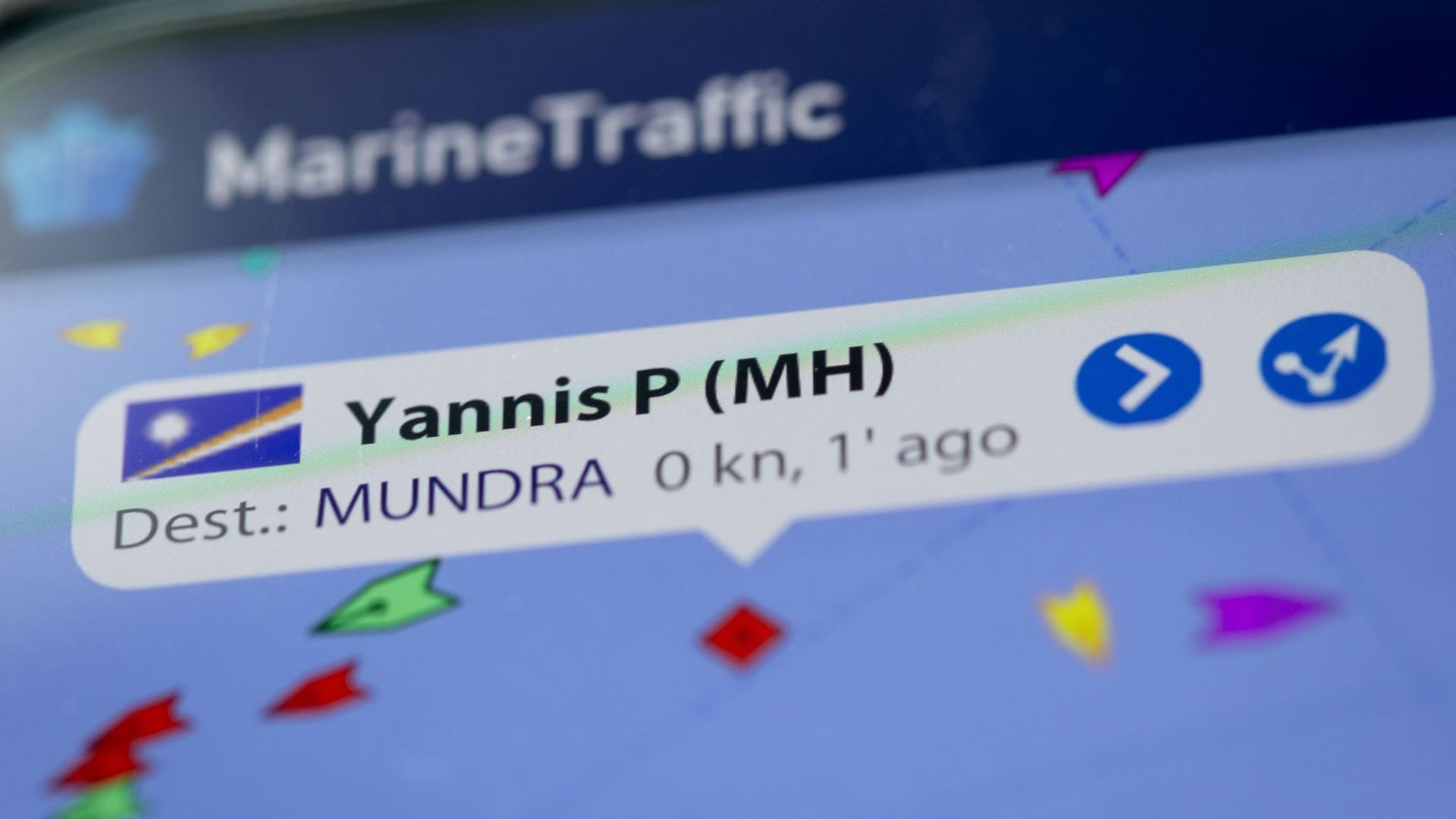 Display eines Smartphones: Die App "MarineTraffic" mit der damalige Position des Öltankers "Yannis P" wird angezeigt. Display eines Smartphones: Die App "MarineTraffic" mit der damalige Position des Öltankers "Yannis P" wird angezeigt.