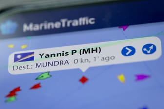Display eines Smartphones: Die App "MarineTraffic" mit der damalige Position des Öltankers "Yannis P" wird angezeigt.