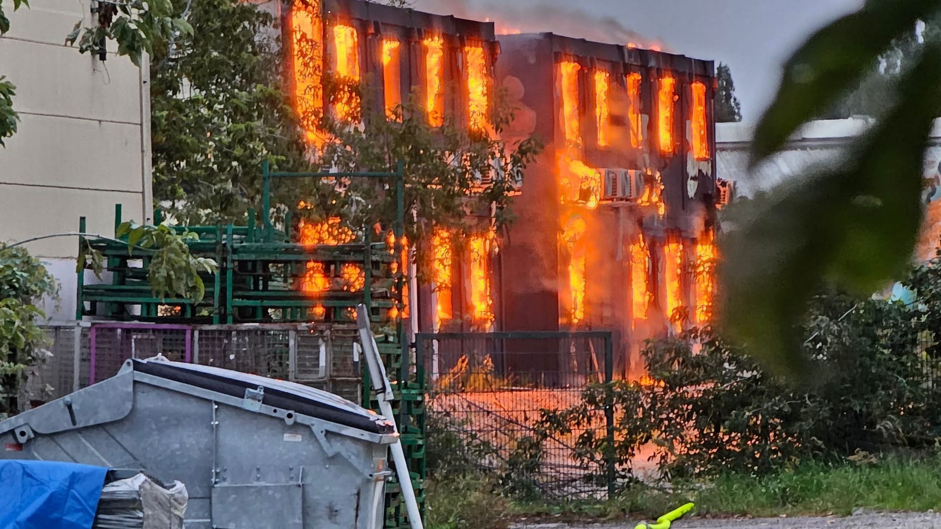 Brand in Marzahn-Hellersdorf: Warum das Feuer in der Lagerhalle ausbrach, ist noch unklar. Brand in Marzahn-Hellersdorf: Warum das Feuer in der Lagerhalle ausbrach, ist noch unklar.