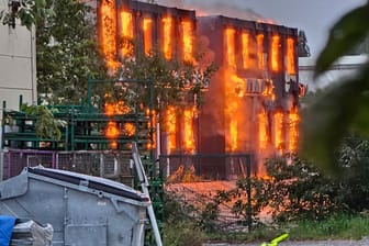 Brand in Marzahn-Hellersdorf: Warum das Feuer in der Lagerhalle ausbrach, ist noch unklar.