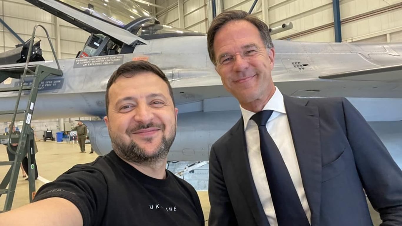 Selenskyj und Rutte vor einem Kampfjet: "Danke, Niederlande! Danke, Mark! Danke an alle, die uns helfen!", schrieb der ukrainische Präsident dazu.