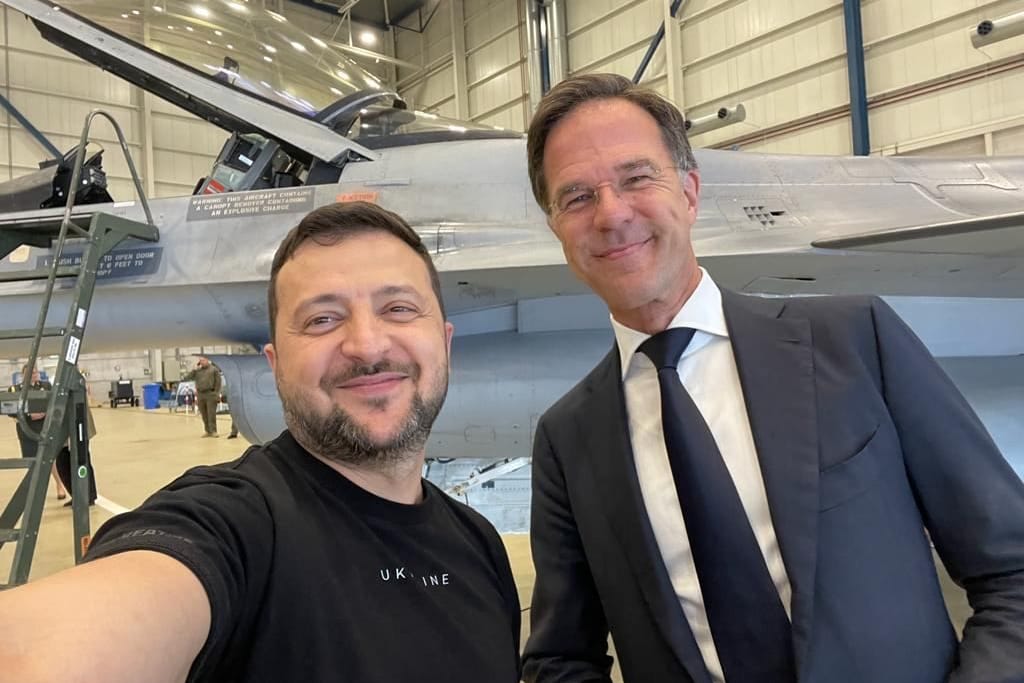 Selenskyj und Rutte vor einem Kampfjet: "Danke, Niederlande! Danke, Mark! Danke an alle, die uns helfen!", schrieb der ukrainische Präsident dazu.