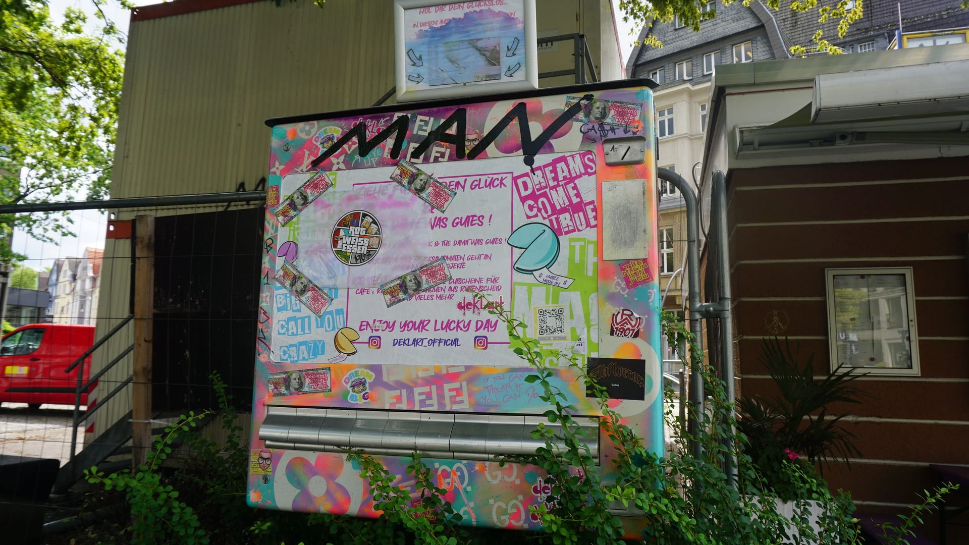 Der Glückskeks-Automat in Essen: Früher gab's Kippen, heute aufmunternde Sätze.