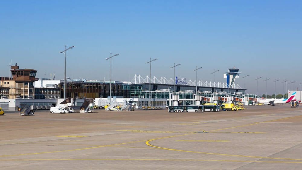 Den Airport im Blick hat man am besten vom Waldrand gegenüber aus.