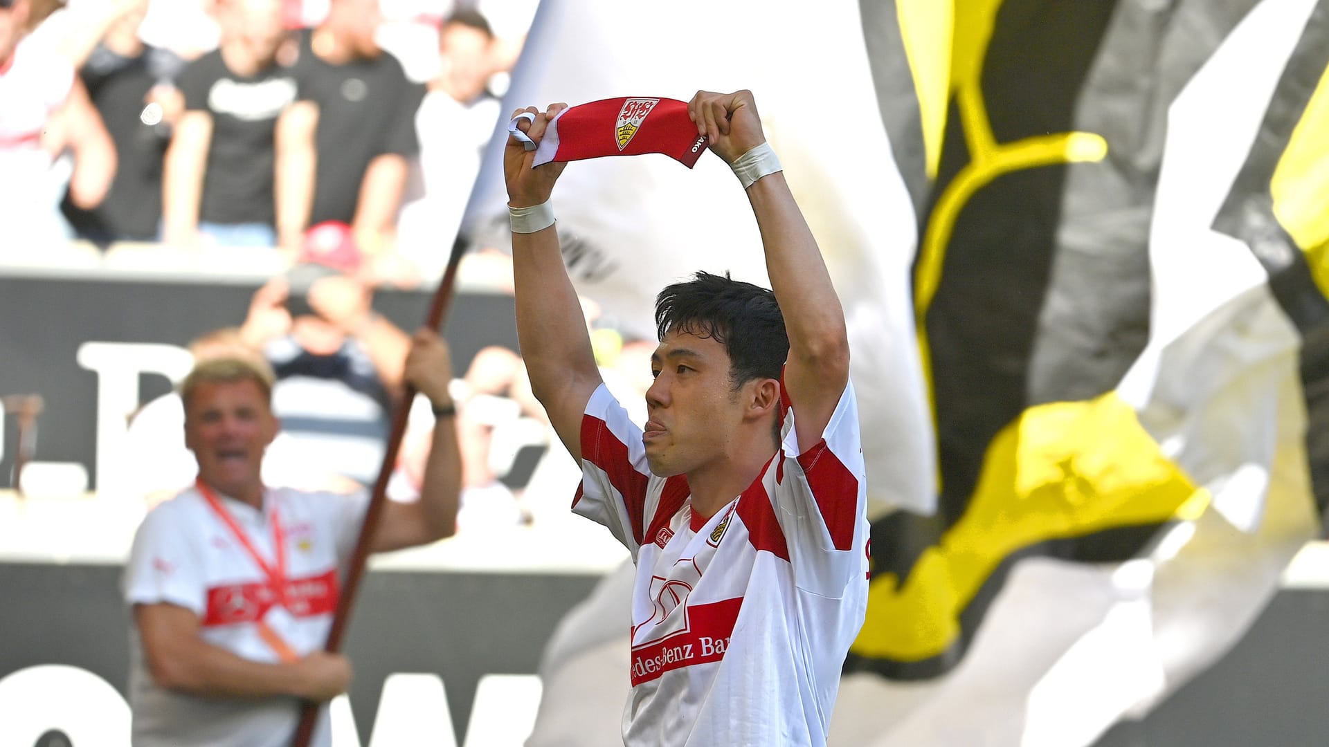 Wataru Endo (Archiv): Der Kapitän des VfB Stuttgart hält nach seinem Siegtor gegen Köln am letzten Spieltag der Saison 2021/22 die Binde in die Höhe. Wataru Endo (Archiv): Der Kapitän des VfB Stuttgart hält nach seinem Siegtor gegen Köln am letzten Spieltag der Saison 2021/22 die Binde in die Höhe.