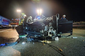 Unfallstelle auf der A8 in der Nacht: Die Frau musste aus dem Fahrzeug befreit werden.