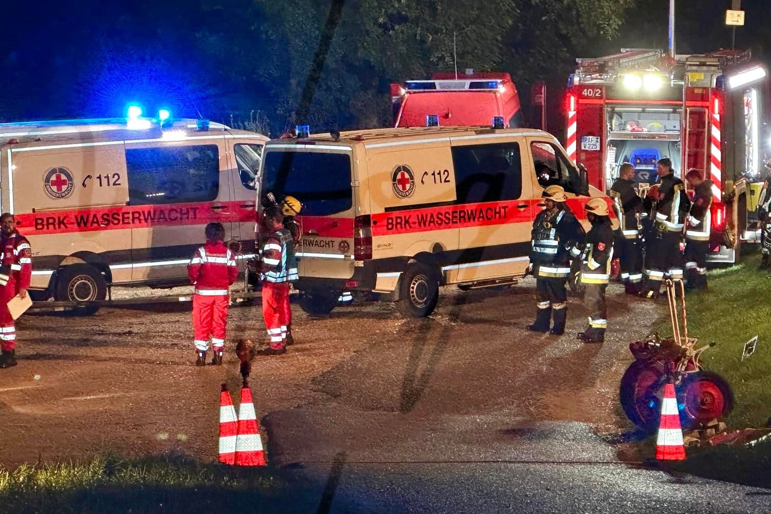 Wasserretter am Ufer: Eine Person wurde in der Donau gesichtet.