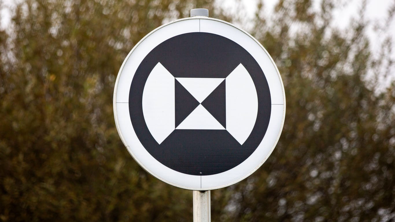 Verkehrszeichen auf der A9 in Bayern: Was möchte uns dieses Schild sagen?