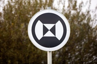 Verkehrszeichen auf der A9 in Bayern: Was möchte uns dieses Schild sagen?