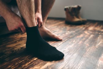 Hitzeausschlag an den Füßen: Durch dicke Socken und Schuhe stauen sich Hitze und Schweiß.