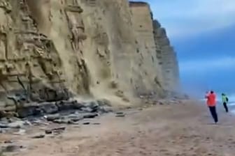 Touristen entkommen knapp Klippensturz in Dorset