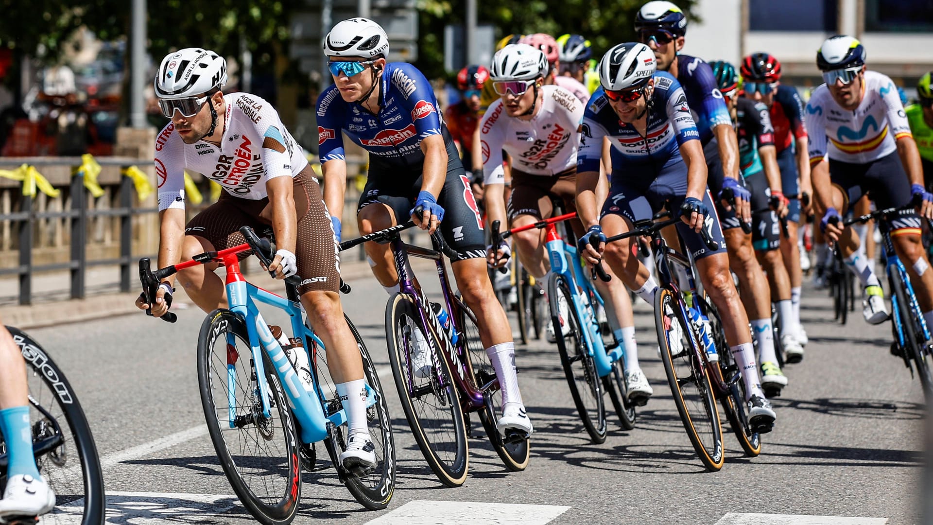 Das Peloton bei einer Vuelta-Etappe: Das traditionelle Radrennen wäre fast sabotiert worden. Das Peloton bei einer Vuelta-Etappe: Das traditionelle Radrennen wäre fast sabotiert worden.