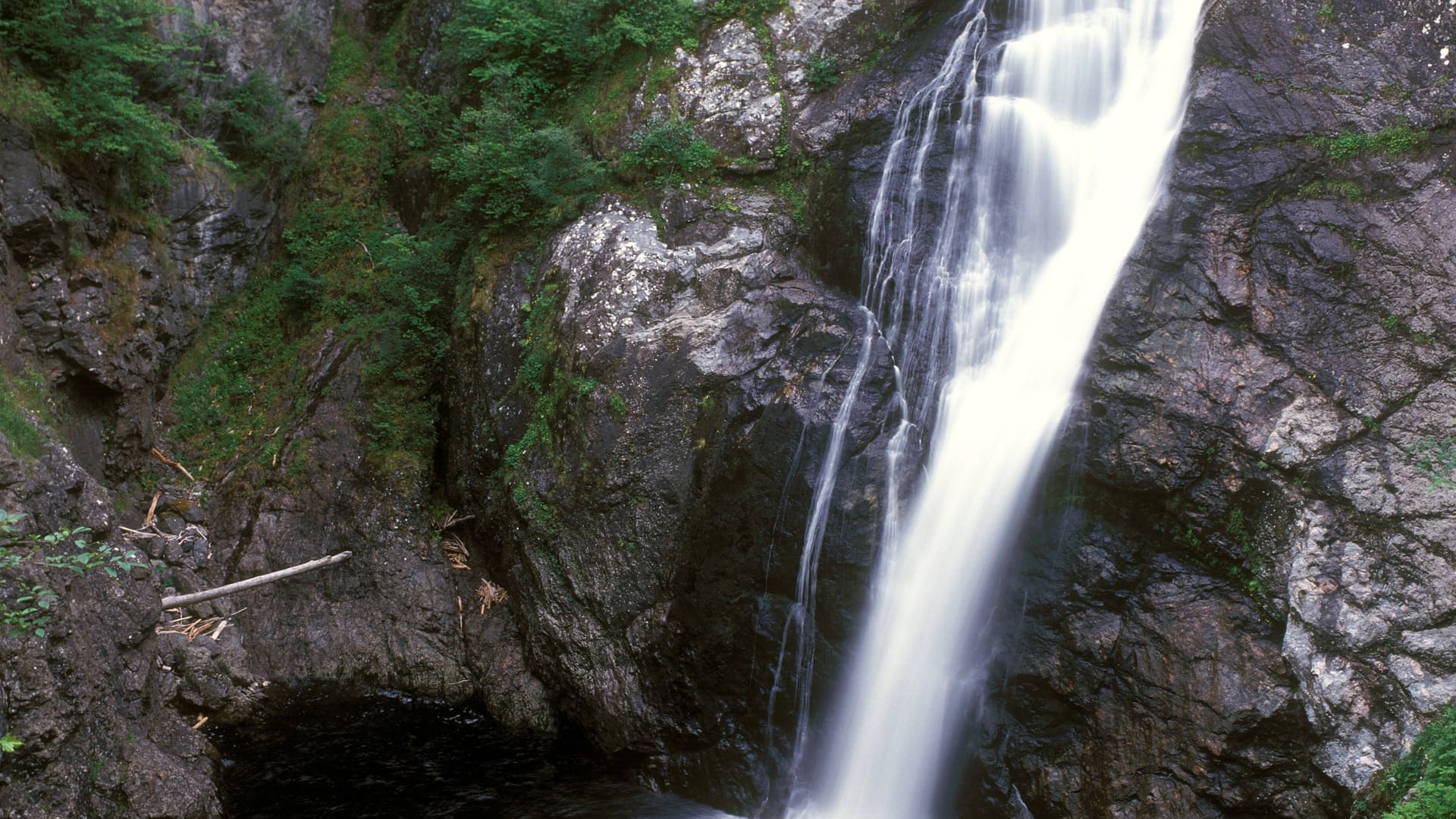 Wasserfall von Foyers: Bei einer Wanderung an der Ostseite des Loch Ness kommt man hier vorbei.