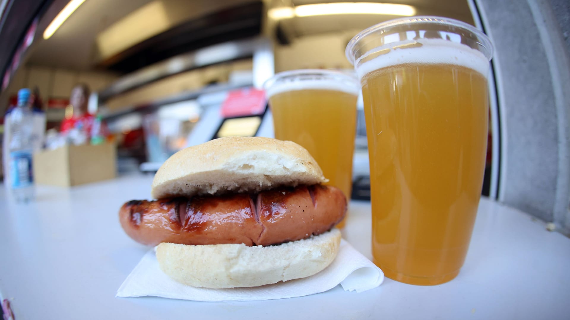 Bratwurst und Bier liegen auf einem Verkaufstresen im Stadion: t-online hat die Stadionpreise der West-Vereine in der zweiten Liga verglichen.