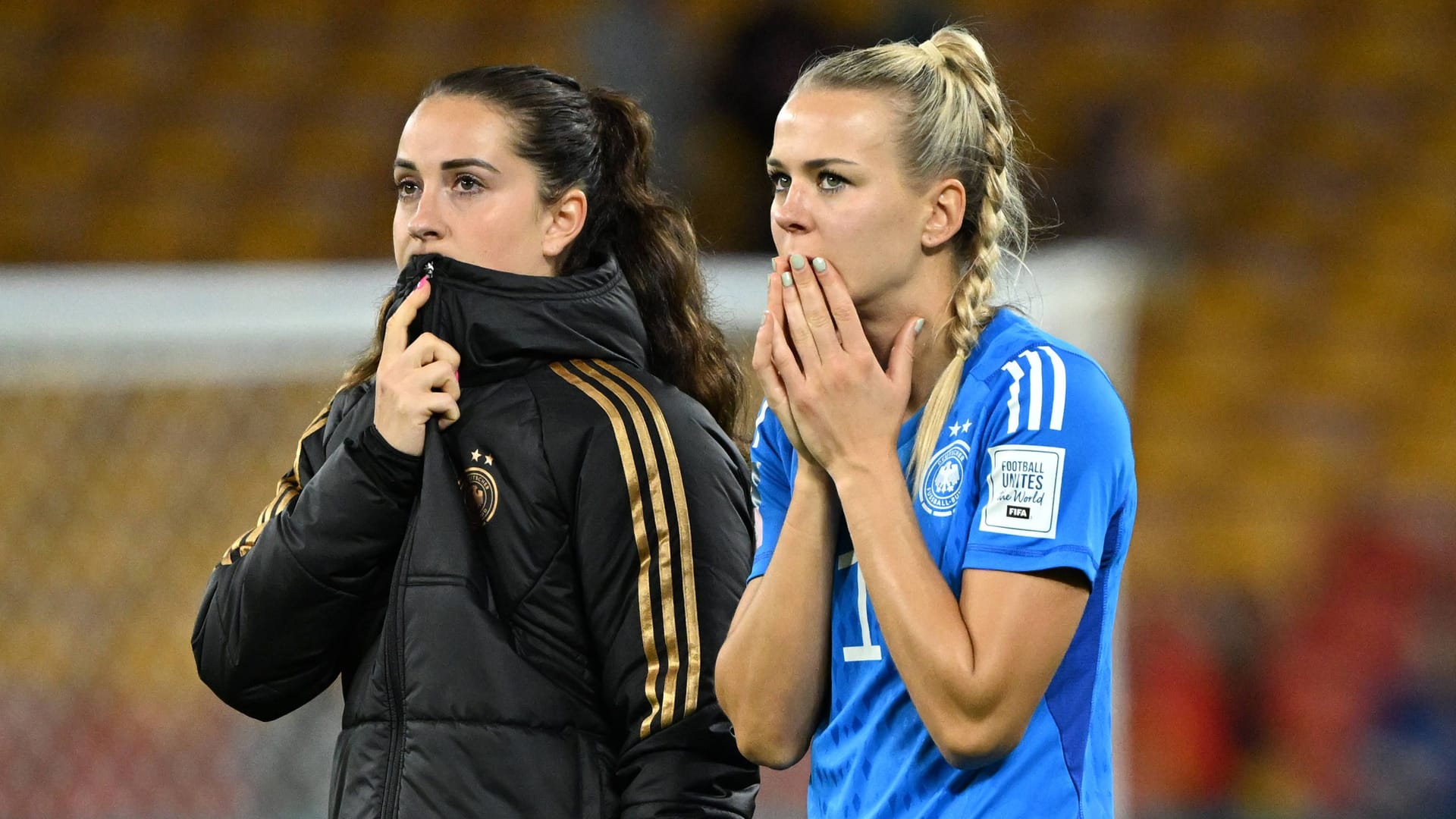 Entsetzen bei Sara Däbritz (l.) und Merle Frohms: Das DFB-Team schied nach der Gruppenphase aus.