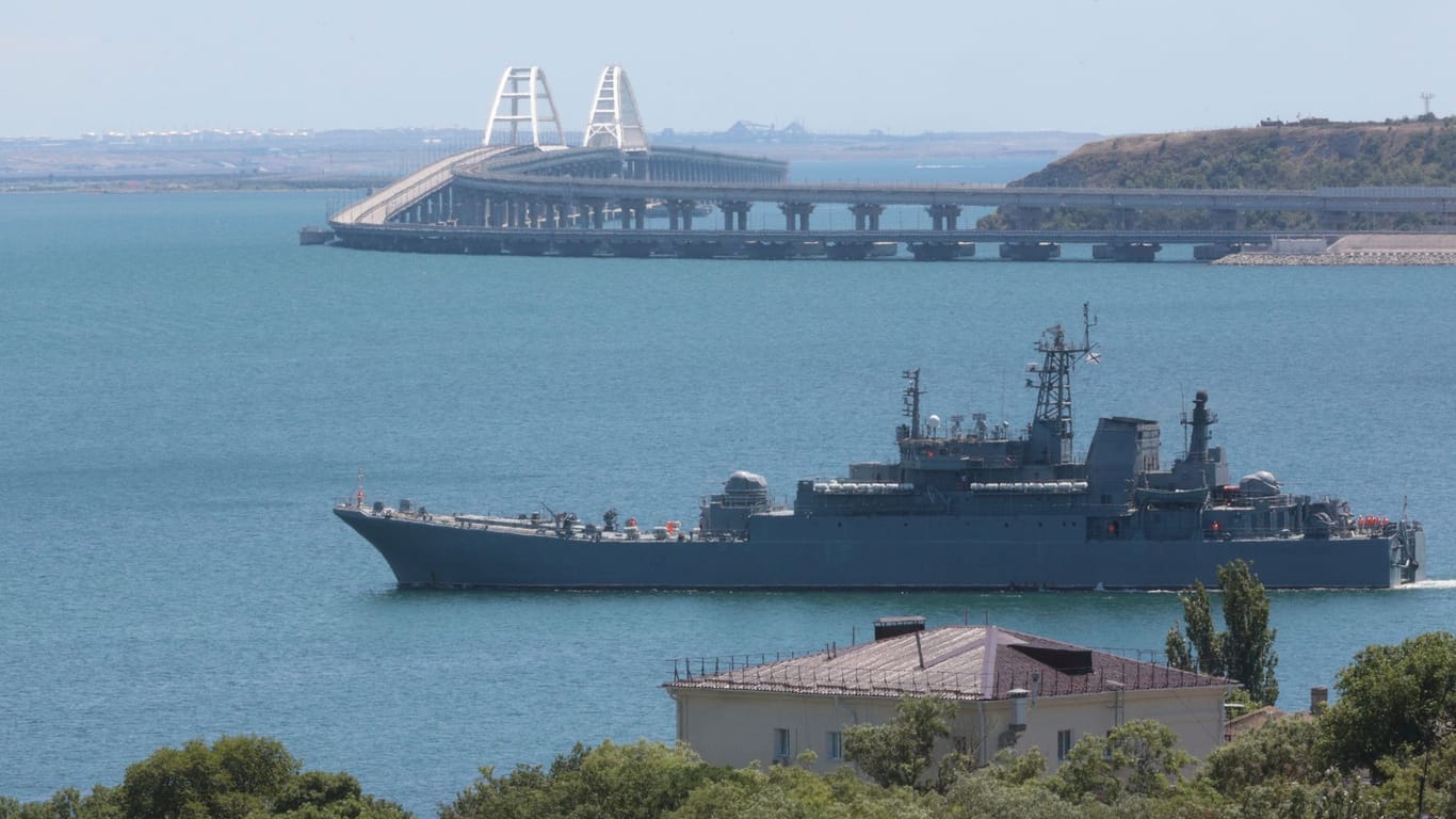 Ein russische Kriegsschiff nahe der Krim-Brücke (Archivbild): Ukrainische Drohnen sollen in der Nähe einen Öltanker angegriffen haben.